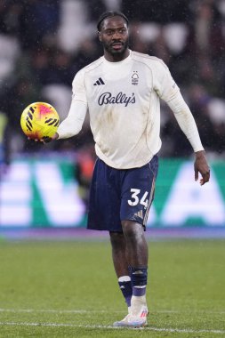 Premier Lig maçı sırasında Nottingham Ormanı 'ndan Ola Aina, 6 Ocak 2026' da Londra Stadyumu 'nda West Ham United Nottingham Ormanı' na karşı.
