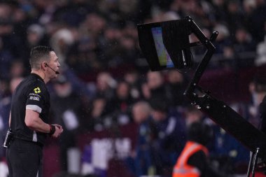 Hakem Tony Harrington Premier Lig maçı sırasında 6 Ocak 2026 'da Londra Stadyumu' nda West Ham United Nottingham Forest 'a karşı.