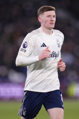 Premier Lig maçı sırasında Nottingham Ormanı 'ndan Elliot Anderson Londra Stadyumu' nda West Ham United Nottingham Forest 'a karşı, 6 Ocak 2026
