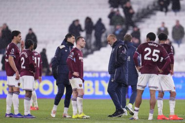 West Ham oyuncuları Premier League maçı sırasında 6 Ocak 2026 'da Londra Stadyumu' nda West Ham United Nottingham Forest 'a karşı.