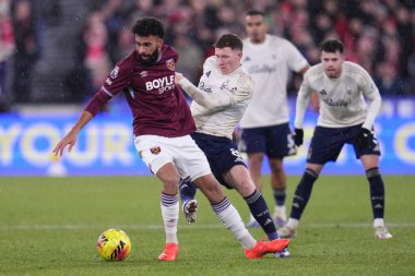 West Ham United takımından Pablo Felipe, Premier League maçında Nottingham Ormanı 'ndan Elliot Anderson' ı 6 Ocak 2026 'da Londra Stadyumu' nda West Ham United ve Nottingham Ormanı maçında durdurdu.