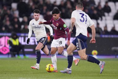 West Ham United takımından Mateus Fernandes Premier League maçı sırasında Londra Stadyumu 'nda West Ham United ve Nottingham Forest maçında baskı altında topa vuruyor.