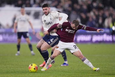 West Ham United 'dan Jarrod Bowen ve Premier League maçı sırasında Nottingham Ormanı' ndan Morato Londra Stadyumu 'nda West Ham United ve Nottingham Forest maçında, 6 Ocak 2026