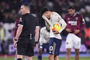 Nottingham Ormanı 'ndan Morgan Gibbs-White, 6 Ocak 2026' da Londra Stadyumu 'nda oynanan Premier League maçı sırasında penaltı almak için bekliyor.