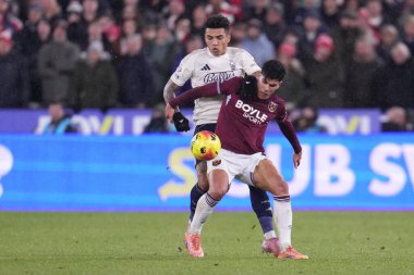 Nottingham Ormanı 'ndan Igor Jesus ve West Ham United Premier Lig maçı sırasında İngiltere' nin Londra Stadyumu 'nda oynanan West Ham United Nottingham Forest maçında mücadele eden Mateus Fernandes.