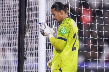 West Ham United 'dan Alphonse Areola, 6 Ocak 2026' da Londra Stadyumu 'nda oynanan Premier League maçında West Ham United ve Nottingham Forest maçında su şişesini kontrol etti.