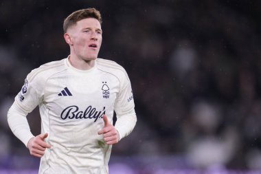 Premier Lig maçı sırasında Nottingham Ormanı 'ndan Elliot Anderson Londra Stadyumu' nda West Ham United Nottingham Forest 'a karşı, 6 Ocak 2026