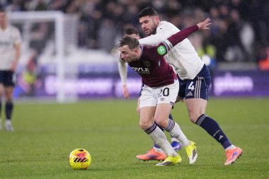 West Ham United takımından Jarrod Bowen, 6 Ocak 2026 'da Londra Stadyumu' nda oynanan Premier League maçı sırasında Nottingham Ormanı 'ndan Morato' yu durdurdu.