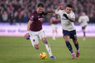 Nottingham Ormanı 'ndan Igor İsa ve West Ham United Premier Lig maçı sırasında İngiltere' nin Londra Stadyumu 'ndaki West Ham United ve Nottingham Ormanı maçında karşılaşan Konstantinos Mavropanos, 6 Ocak 2026