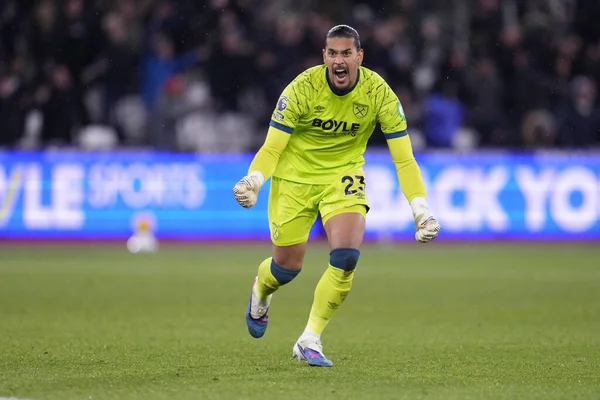West Ham United takımından Alphonse Areola, 6 Ocak 2026 'da Londra Stadyumu' nda oynanan Premier League maçında West Ham United ve Nottingham Forest maçını kutluyor.