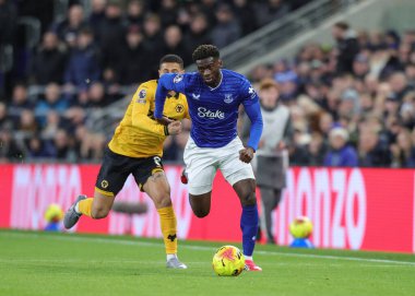 Everton 'dan Tim Iroegbunam, 7 Ocak 2026' da İngiltere 'nin Liverpool kentinde bulunan Hill Dickinson Stadyumu' nda oynanan Premier League maçında topu Everton 'a karşı Wolverhampton Wanderers' a atıyor.