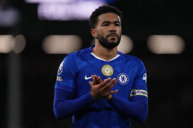 Chelsea 'den Reece James, 7 Ocak 2026' da Craven Cottage, Londra, İngiltere 'de oynanan Premier League maçında tam zamanlı desteği alkışlıyor.