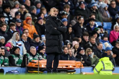 Manchester City 'nin Pep Guardiola teknik direktörü Premier Lig maçı sırasında Etihad Stadyumu' nda Manchester City - Brighton ve Hove Albion maçına bakıyor.