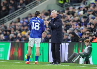 Everton takımının teknik direktörü David Moyes, Premier Lig maçında takımına talimat verir. 7 Ocak 2026 'da, Liverpool' daki Hill Dickinson Stadyumu 'nda Wolverhampton Wanderers' a karşı.