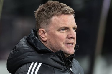 Newcastle United 'ın Eddie Howe teknik direktörü Premier Lig maçı sırasında St.James' s Park, Newcastle, İngiltere 'de Newcastle United' a karşı Newcastle United maçına bakıyor.
