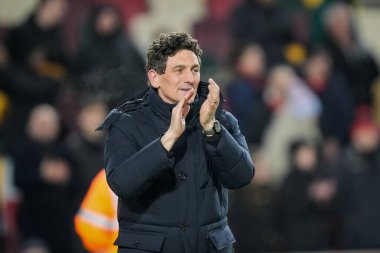 Brentford 'un Keith Andrews teknik direktörü, Premier League' in 7 Ocak 2026 'da Londra' daki The Gtech Community Stadyumu 'nda Brentford Sunderland' a karşı oynadığı final düdüğünün ardından taraftarları alkışlıyor.