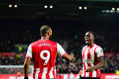 Brentford 'dan Igor Thiago, Premier League karşılaşması Brentford Sunderland ile 7 Ocak 2026' da Londra 'daki Gtech Community Stadyumu' nda oynanan karşılaşmada Brentford 'lu Michael Kayode ile 1-0 kazanma hedefini kutluyor.