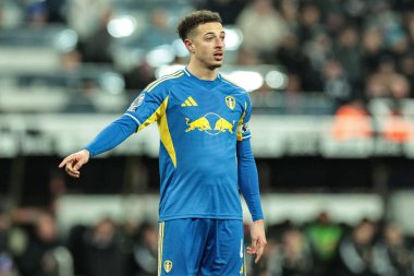 Leeds United takımından Ethan Ampadu, 7 Ocak 2026 'da İngiltere' nin Newcastle kentindeki St. James 's Park' ta oynanan Premier League maçı sırasında takımına talimat verdi.