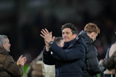 Brentford 'un Keith Andrews teknik direktörü, Premier League' in 7 Ocak 2026 'da Londra' daki The Gtech Community Stadyumu 'nda Brentford Sunderland' a karşı oynadığı final düdüğünün ardından taraftarları alkışlıyor.