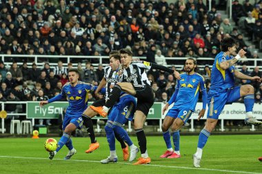 Newcastle Untie takımından Lewis Miley, Premier League maçı Newcastle United 'ın 7 Ocak 2026' da St. James 's Park, Newcastle' da oynadığı Leeds United maçında şutunu attı.