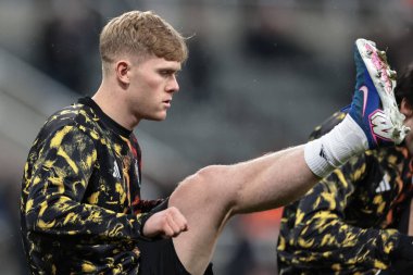 Lewis Hall of Newcastle United Premier League maçı sırasında oynanan maç öncesi ısınma maçında St.James 's Park, Newcastle, İngiltere, 7 Ocak 2026