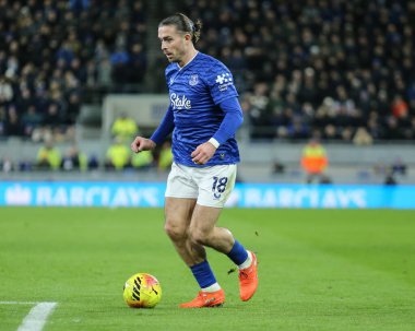 Everton 'dan Jack Grealish Premier Lig maçında topla birlikte 7 Ocak 2026' da Liverpool 'daki Hill Dickinson Stadyumu' nda Everton Wolverhampton Wanderers 'a karşı.