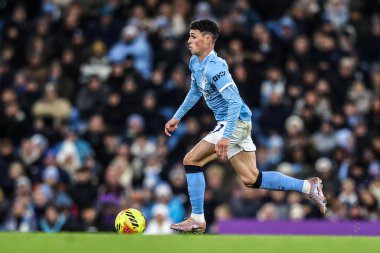 Manchester City 'den Phil Foden, Premier Lig maçında topu Etihad Stadyumu' nda Manchester City ve Hove Albion 'a karşı 7 Ocak 2026' da atıyor.
