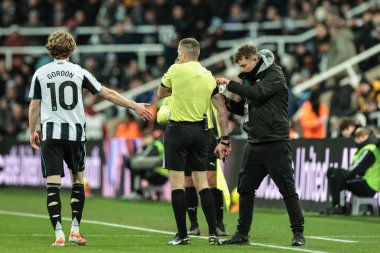 Hakem Michael Salisbury, Premier League maçı Newcastle United - Leeds United maçında 7 Ocak 2026 'da St. James' s Park, Newcastle, İngiltere 'de oynanan maçta yeni kulaklıklar taktırmak için maçı durdurdu.