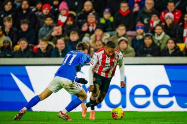 Brentford 'dan Rico Henry topu sürüyor. Premier Lig karşılaşmasında Sunderland' den Chris Rigg, Brentford Sunderland 'a karşı Gtech Community Stadyumu, Londra, İngiltere, 7 Ocak 2026