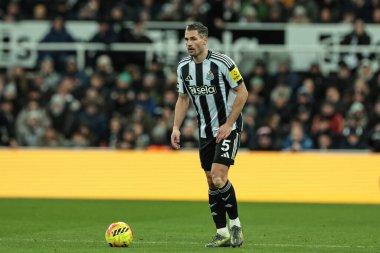Newcastle 'dan Fabian Schar Premier Lig karşılaşmasında topu serbest bıraktı. Newcastle United, Leeds United' a karşı. St. James 's Park, Newcastle, İngiltere, 7 Ocak 2026