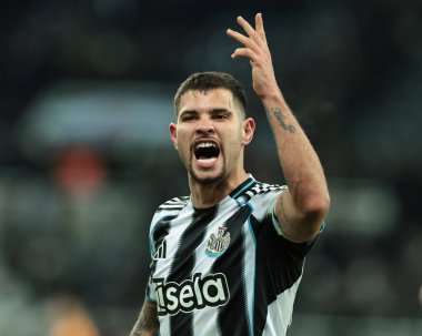 Newcastle Untied takımından Bruno Guimaraes, 7 Ocak 2026 'da İngiltere' nin Newcastle kentindeki St. James 's Park' ta oynanan Premier League maçı sırasında taraftarlarla 4-3 'lük galibiyeti kutluyor.
