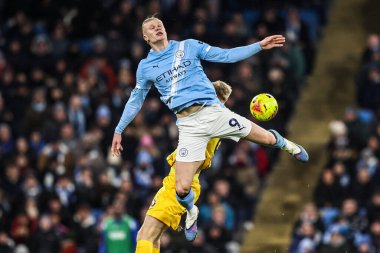 Manchester City 'den Erling Haland Premier Lig maçında Manchester City' nin Brighton ve Hove Albion 'a karşı oynadığı Etihad Stadyumu' nda 7 Ocak 2026 'da yüksek topu kazanmak için sıçradı.