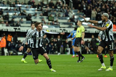 Newcastle Untie 'den Harvey Barnes, Premier League maçı Newcastle United - Leeds United maçında 7 Ocak 2026' da St. James 's Park, Newcastle' da 1-1 'lik galibiyetini kutluyor.