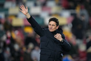 Brentford 'un Keith Andrews teknik direktörü, Premier League' in 7 Ocak 2026 'da Londra' daki The Gtech Community Stadyumu 'nda Brentford Sunderland' a karşı oynadığı final düdüğünün ardından taraftarları alkışlıyor.
