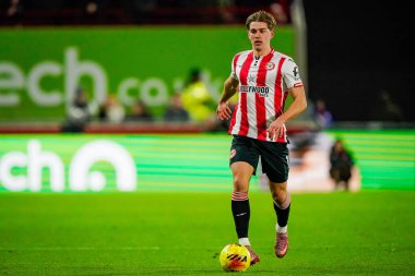 Brentford 'dan Yehor Yarmolyuk, Premier League maçında Brentford ve Sunderland' a karşı Gtech Community Stadyumu, Londra, İngiltere, 7 Ocak 2026 'da oynanan karşılaşmada topla bir koşu yaptı.