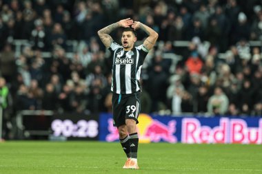 Newcastle Untied takımından Bruno Guimaraes, Premier League maçı Newcastle United - Leeds United maçında 7 Ocak 2026 'da St. James' s Park, Newcastle, İngiltere 'de 3-3' lük galibiyetini kutluyor.