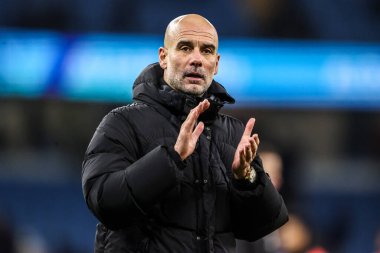 Manchester City 'nin Pep Guardiola teknik direktörü Premier League maçından sonra taraftarları Etihad Stadyumu' nda Manchester City ve Hove Albion maçında alkışlıyor.