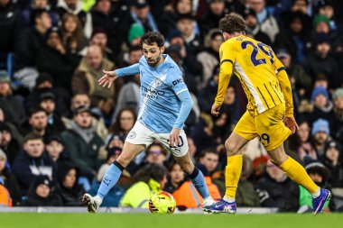 Manchester City 'den Bernardo Silva, İngiltere' nin Etihad Stadyumu 'nda Manchester City ve Brighton ve Hove Albion maçlarında Brighton & Hove Albion' dan Maxim De Cuyper 'ın baskısıyla topu aldı.