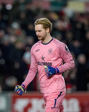 Brentford kalecisi Caoimhin Kelleher, Brentford 'lu Yehor Yarmolyuk' u Premier League maçında Brentford - Sunderland maçında Londra, İngiltere 'deki Gtech Community Stadyumu' nda 7 Ocak 2026 'da gol atarken kutluyor.