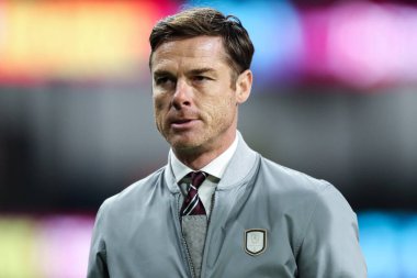 Burnley 'nin Scott Parker teknik direktörü, Burnley-Manchester United maçı öncesinde 7 Ocak 2026' da Turf Moor, Burnley, İngiltere 'de stadyuma geldi.