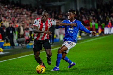 Brentford 'dan Michael Kayode, Premier League karşılaşmasında Sunderland' den Simon Adingra ile birlikte 7 Ocak 2026 'da Londra' daki Gtech Community Stadyumu 'nda Brentford Sunderland' a karşı top mücadelesi veriyor.