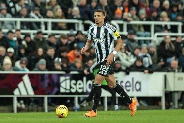 Newcastle United takımından Malick Thiaw, Premier League maçı Newcastle United ile 7 Ocak 2026 'da St.James' s Park, Newcastle 'da oynanan Leeds United maçında topu bırakıyor.