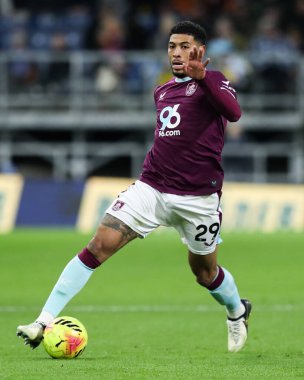 Burnley 'den Josh Laurent Premier Lig maçında topu ayaklarının dibine aldı Burnley Manchester United' a karşı Turf Moor, Burnley, İngiltere, 7 Ocak 2026