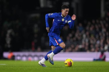 Chelsea 'den Enzo Fernnndez Premier Lig maçında topa vuruyor Fulham Chelsea' ye karşı Craven Cottage, Londra, İngiltere, 7 Ocak 2026