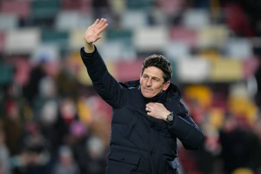 Brentford 'un Keith Andrews teknik direktörü, Premier League' in 7 Ocak 2026 'da Londra' daki The Gtech Community Stadyumu 'nda Brentford Sunderland' a karşı oynadığı final düdüğünün ardından taraftarları alkışlıyor.