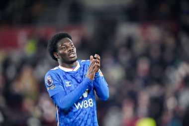 Sunderland 'dan Eliezer Mayenda, Premier League' in 7 Ocak 2026 'da Gtech Community Stadyumu' nda Brentford Sunderland 'a karşı oynadığı final düdüğünün ardından taraftarları alkışlıyor.