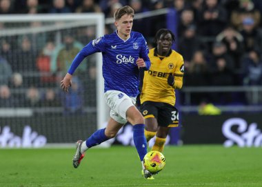 Everton 'dan Harrison Armstrong, Premier Lig maçı sırasında İngiltere' nin Liverpool kenti Hill Dickinson Stadyumu 'nda Everton' a karşı Wolverhampton Wanderers maçında topa vuruyor.