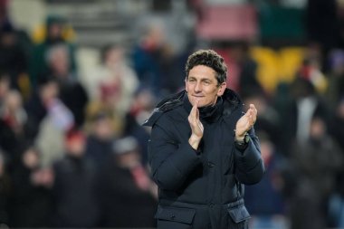 Brentford 'un Keith Andrews teknik direktörü, Premier League' in 7 Ocak 2026 'da Londra' daki The Gtech Community Stadyumu 'nda Brentford Sunderland' a karşı oynadığı final düdüğünün ardından taraftarları alkışlıyor.