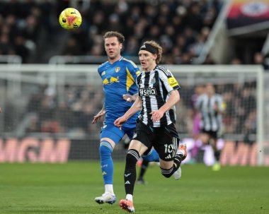 Newcastle Untie takımından Anthony Gordon, Premier League maçı Newcastle United ile 7 Ocak 2026 'da St.James' s Park, Newcastle 'da oynanan Leeds United maçında topu bırakıyor.
