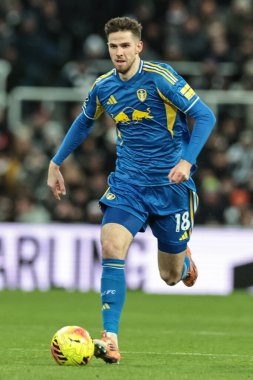 Leeds United takımından Anton Stach, Premier League maçı Newcastle United ile 7 Ocak 2026 'da St. James' s Park, Newcastle 'da oynanan Leeds United maçında topu aldı.